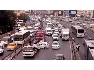 Sefaköy’de meydana gelen kaza trafiği felç etti