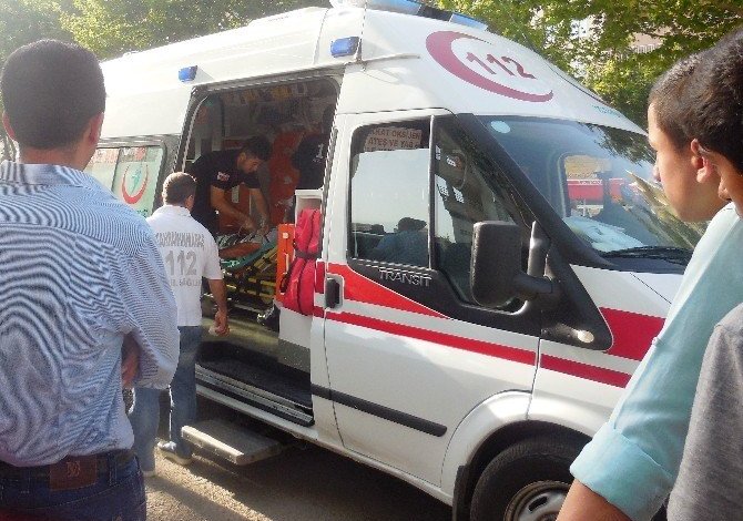 Emekli Öğretmen Cadde Ortasında Kendini Doğradı