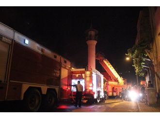 Tarihi cami alevlere teslim oldu