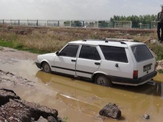 Polisten kaçarken çamura saplandılar