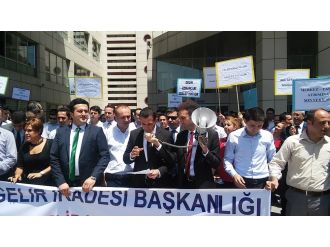 Gelir uzmanlarından İstanbul Vergi Dairesi önünde eylem