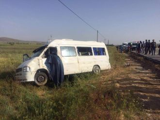 Minibüs tarlaya uçtu: 1 ölü, 13 yaralı