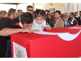 Kızından şehit babaya son öpücük