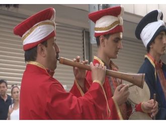 Almanya Konsolosluğu önünde "mehteranlı" tekpi