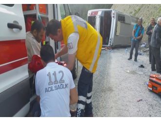 Yolcu otobüsü devrildi: 24 yaralı