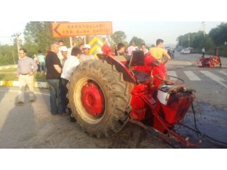 Traktör ikiye ayrıldı: 3 yaralı