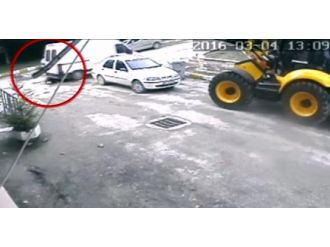 Yaşlı adamı metrelerce sürükledi!