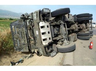 Manisa’da askeri araç devrildi