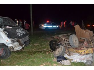 Kamyonet at arabasına çarptı: Sürücü ve at yaralandı