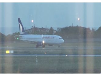 Yolcular inmedi, uçak tekrar havalandı