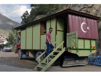 Kendisine yürüyen ev yaptı