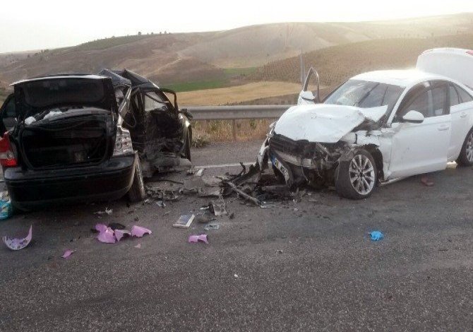 Otomobiller Çarpıştı: 1 Ölü, 1 Yaralı