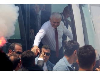 Başbakan Yıldırım meşalelerle karşılandı