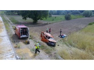 Araç tarlaya uçtu: 2 ölü, 1 yaralı