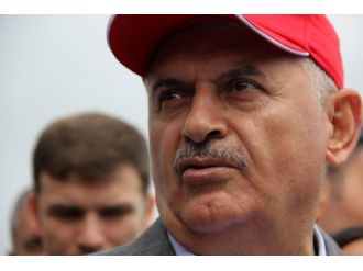 Yağmur altında doğa yürüyüşüne çıktı