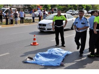 Otomobilin çarptığı genç kız öldü: İşte o anlar