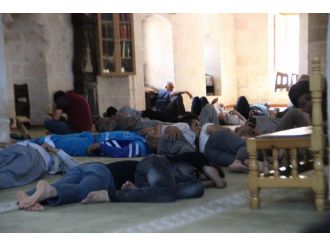 Ramazan’ın ilk gününde camide serinlediler