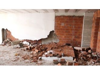 İnşaat duvarı çöktü: 1 ölü, 2 yaralı