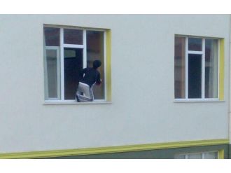 5. katta cam silen çocuk yürekleri ağza getirdi