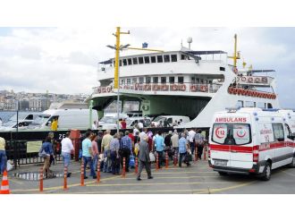 İstanbul’da faciadan dönüldü: Feribot iskeleye çarptı