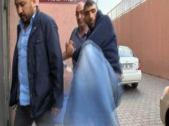 Cinayet şüphelisinden gazeteciye tekme