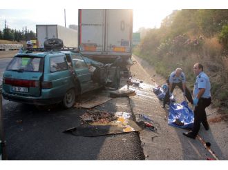 Otomobil park halindeki TIR’a çarptı: 2 ölü