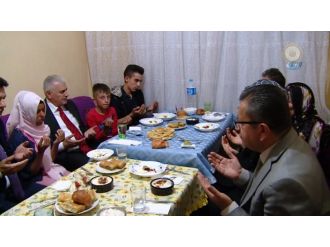 Başbakan Yıldırım gecekonduda iftar sofrasına konuk oldu