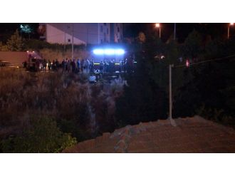 Hafif ticari araç şarampole uçtu: 2 ölü, 2 yaralı