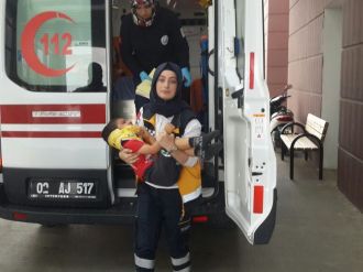 2 yaşındaki çocuk demir kapının altında kaldı