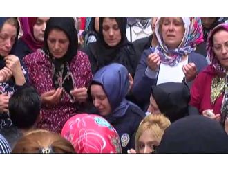 Şehit eşini giydiği polis üniformasıyla karşıladı