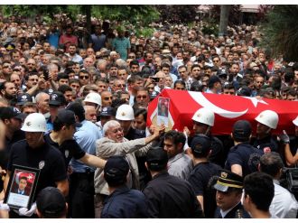 Şehit polisi binler uğurladı