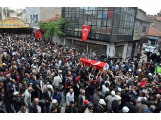 Yetim büyüyen şehit son yolculuğuna uğurlandı