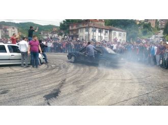 Drift atan gençlerin tehlikeli şovu