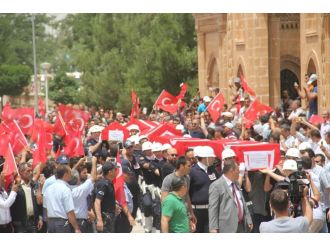 Midyat şehitlerini binler uğurladı