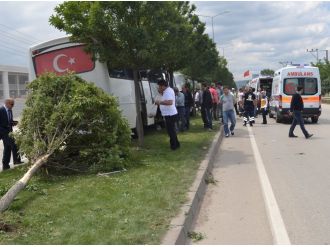 Midibüs kamyonete çarptı: 19 yaralı