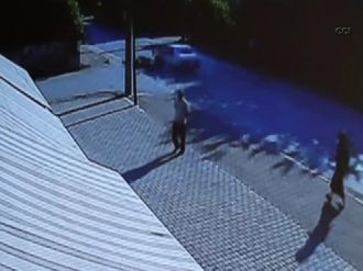 Otomobil motosiklete böyle çarptı