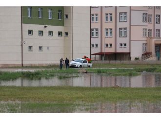 Yağmur, kar değil kanalizasyon suyu okullu tatil ettirdi