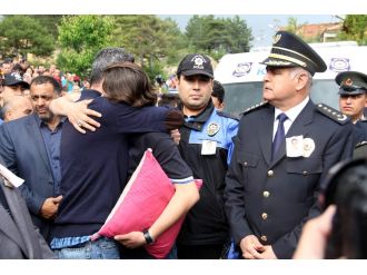 Şehit eşini sevdiği yastığıyla son yolculuğuna uğurladı
