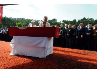 Kayınbabasından şehit gelinine son görev