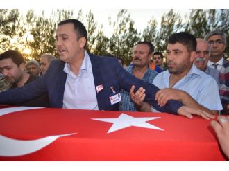 Şehit ağabeyinin tabutuna sarılar ağıt yaktı