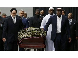 Efsane boksörün tabutunu taşıdı