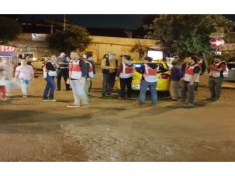 Polisi gören şüpheli taksiden atladı