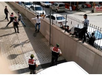 Mahkeme çıkışı birbirlerine girdiler