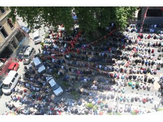 Cemaat sokağa taştı