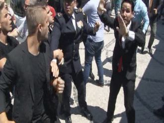 Kılıçdaroğlu’na tepki gösteren şehit yakını CHP’lilerce darp edildi