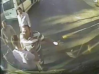 Halk otobüsüne taşlı saldırı