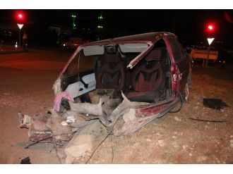 Otomobil ikiye bölündü: 3 yaralı