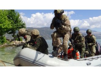 Komandolar nefes kesti