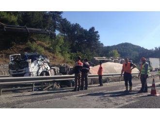 Çimento yüklü TIR devrildi: 1 ölü