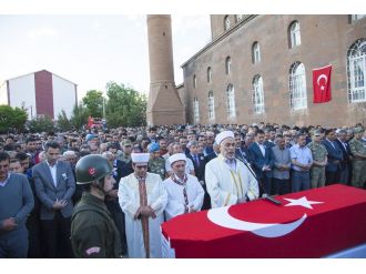 Bitlis’te şehidi binler uğurladı